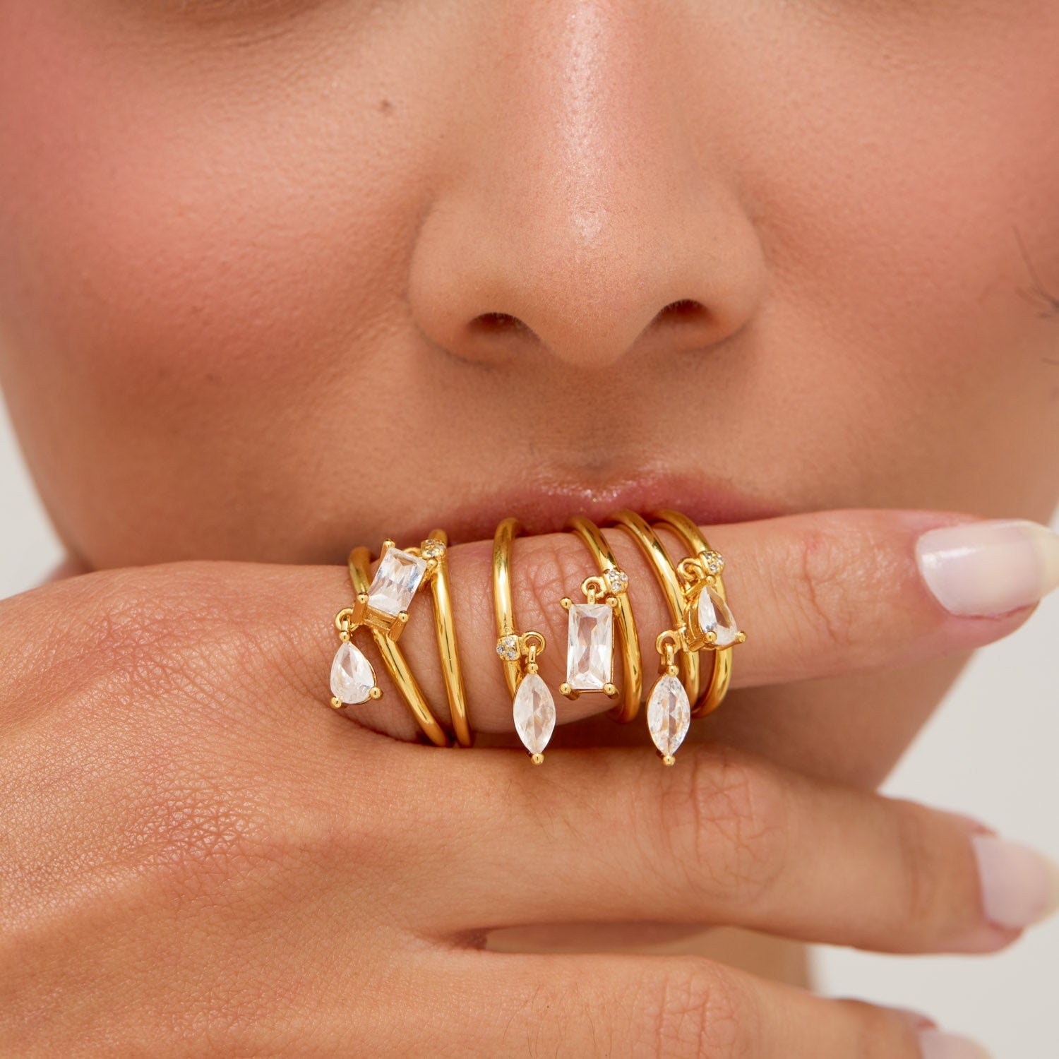 Anel Pendente Ovalado Banhada em Ouro 18k