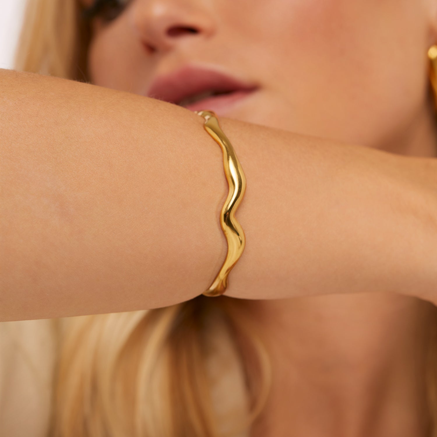 Bracelete L. Curvadas Regulável Banhado em Ouro 18k