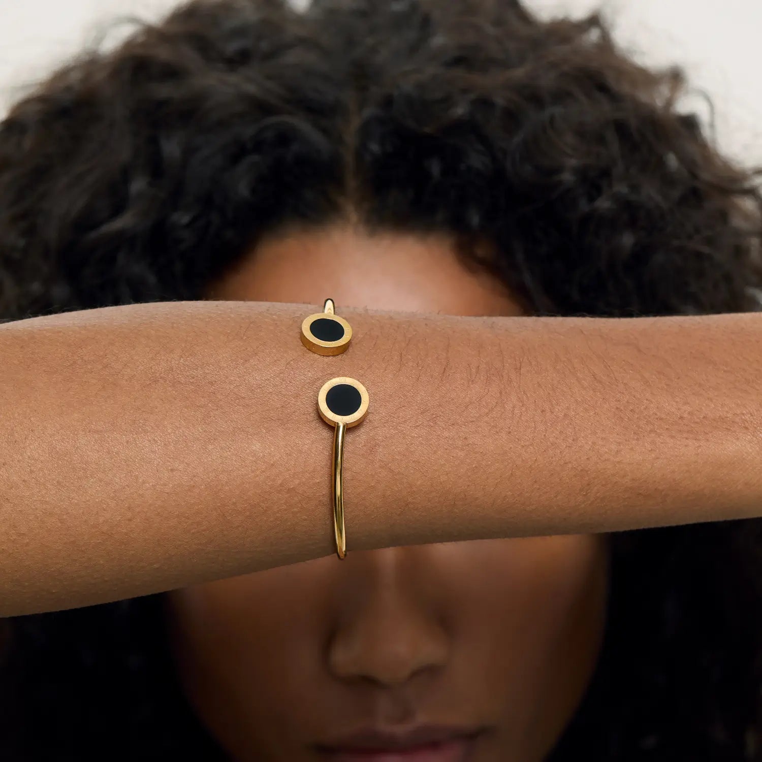Bracelete Ônix Meia Lua Banhado em Ouro 18k