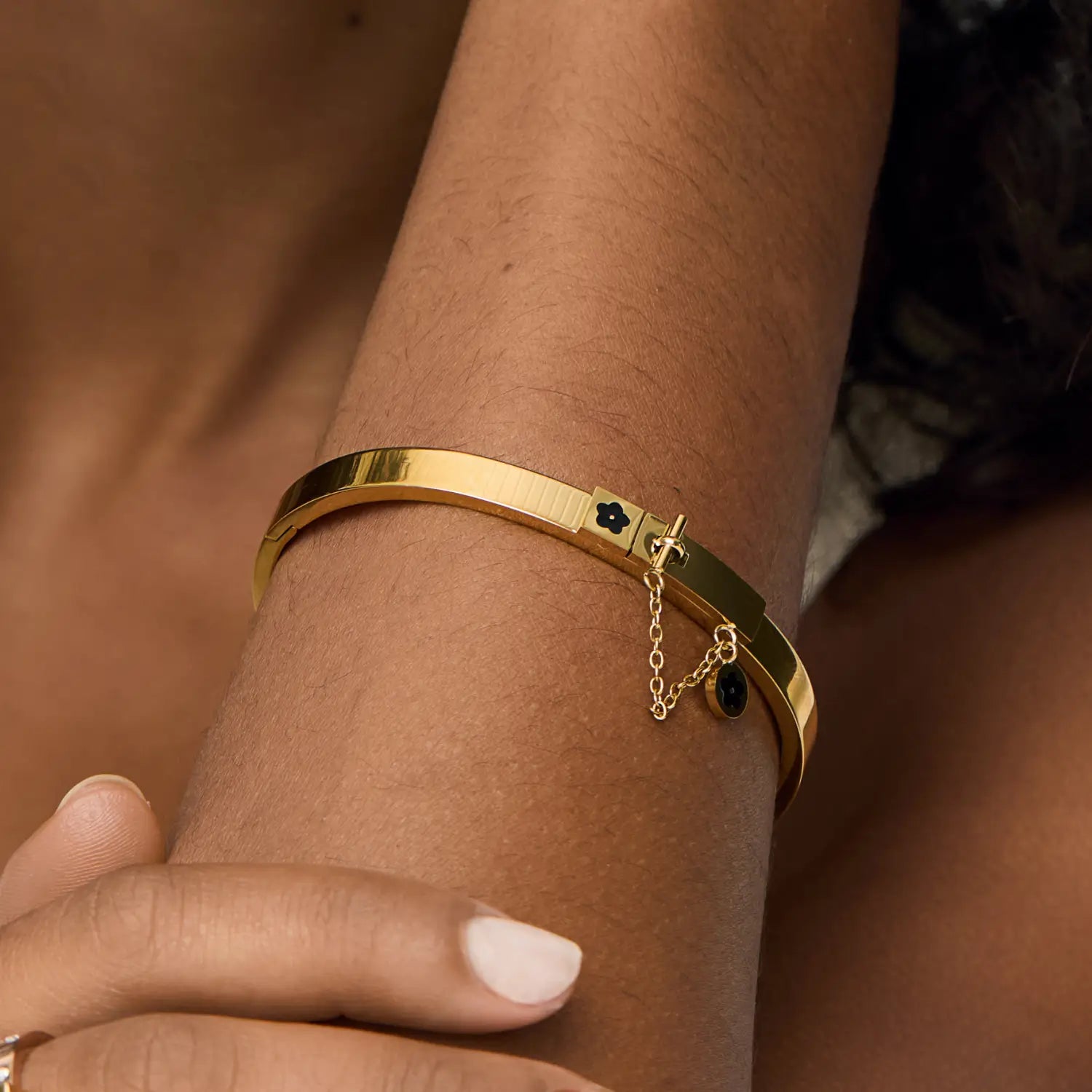 Bracelete de Flores com Fechadura Banhado em Ouro 18k