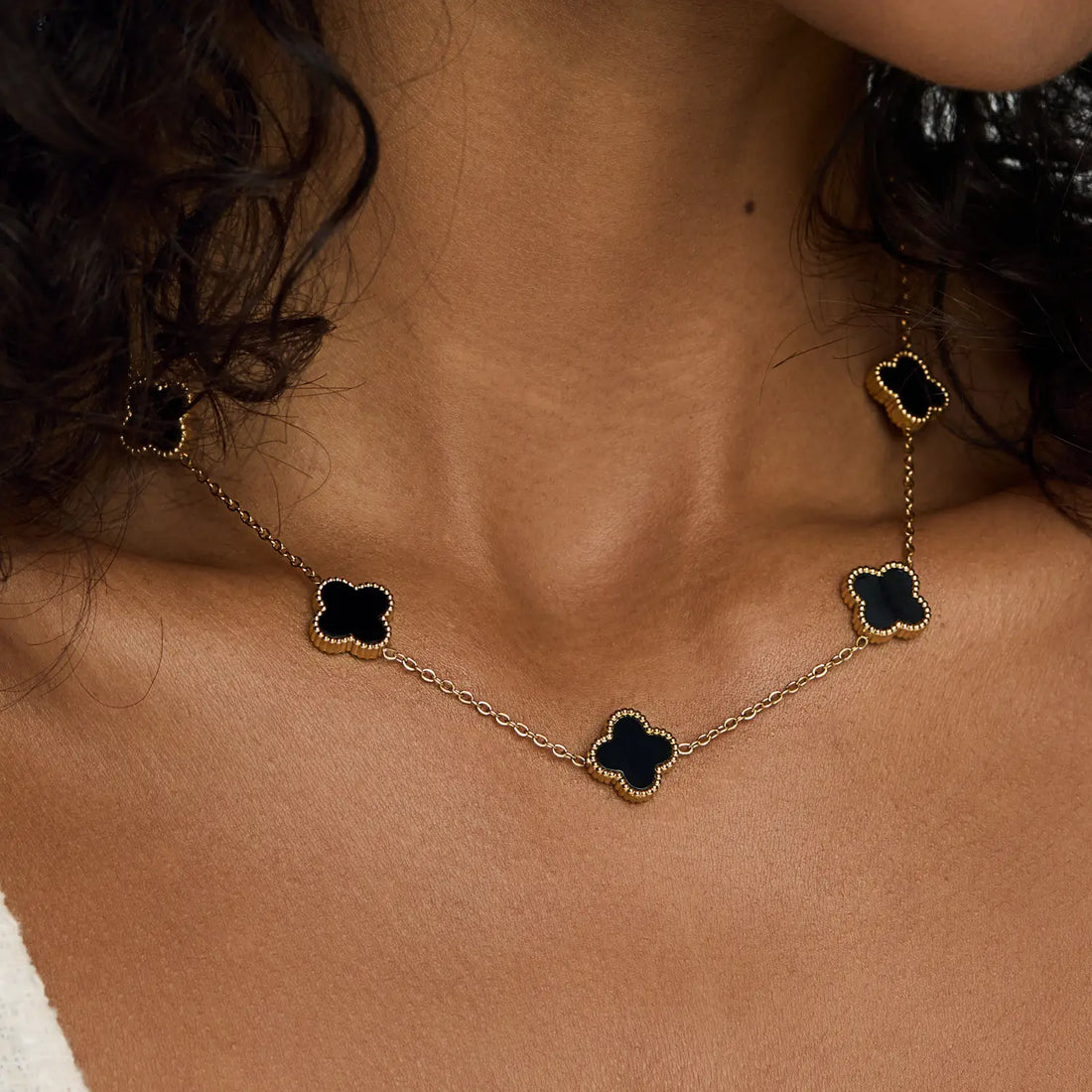 Colar de Trevo Preto Banhado em Ouro 18k