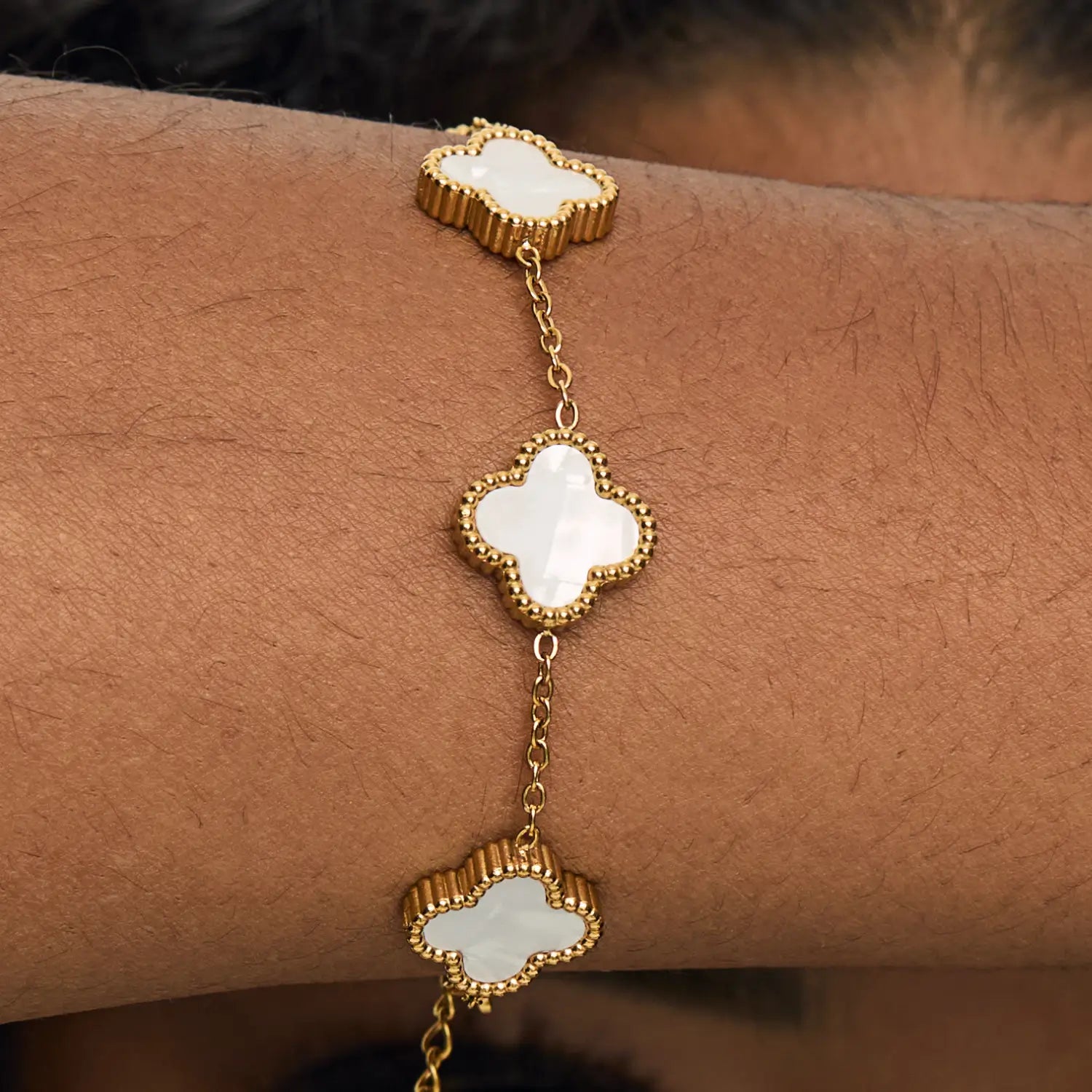 Pulseira Trevo Branco Banhado em Ouro 18k