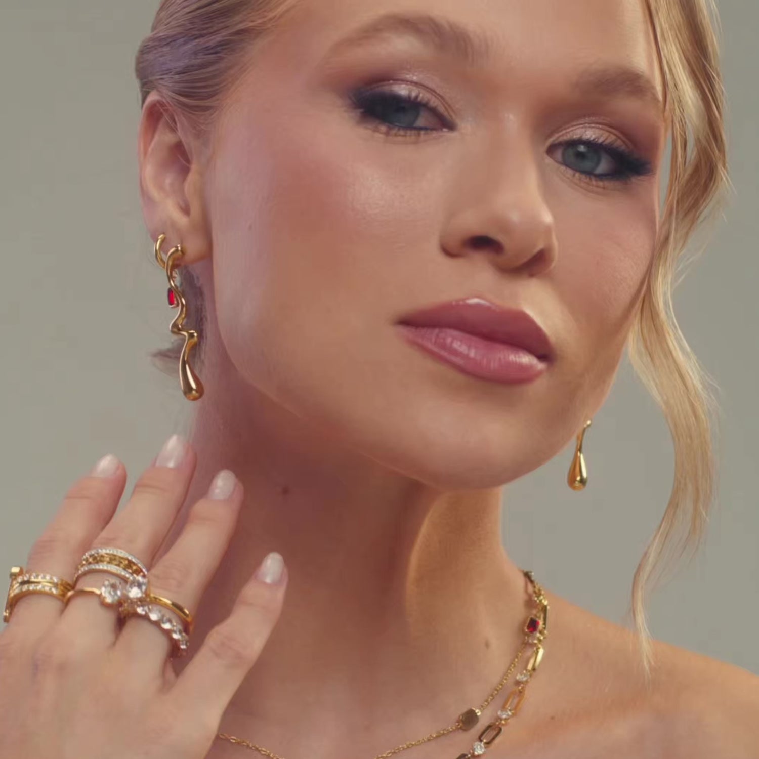 Brincos Linhas Curvadas Banhados em Ouro 18k