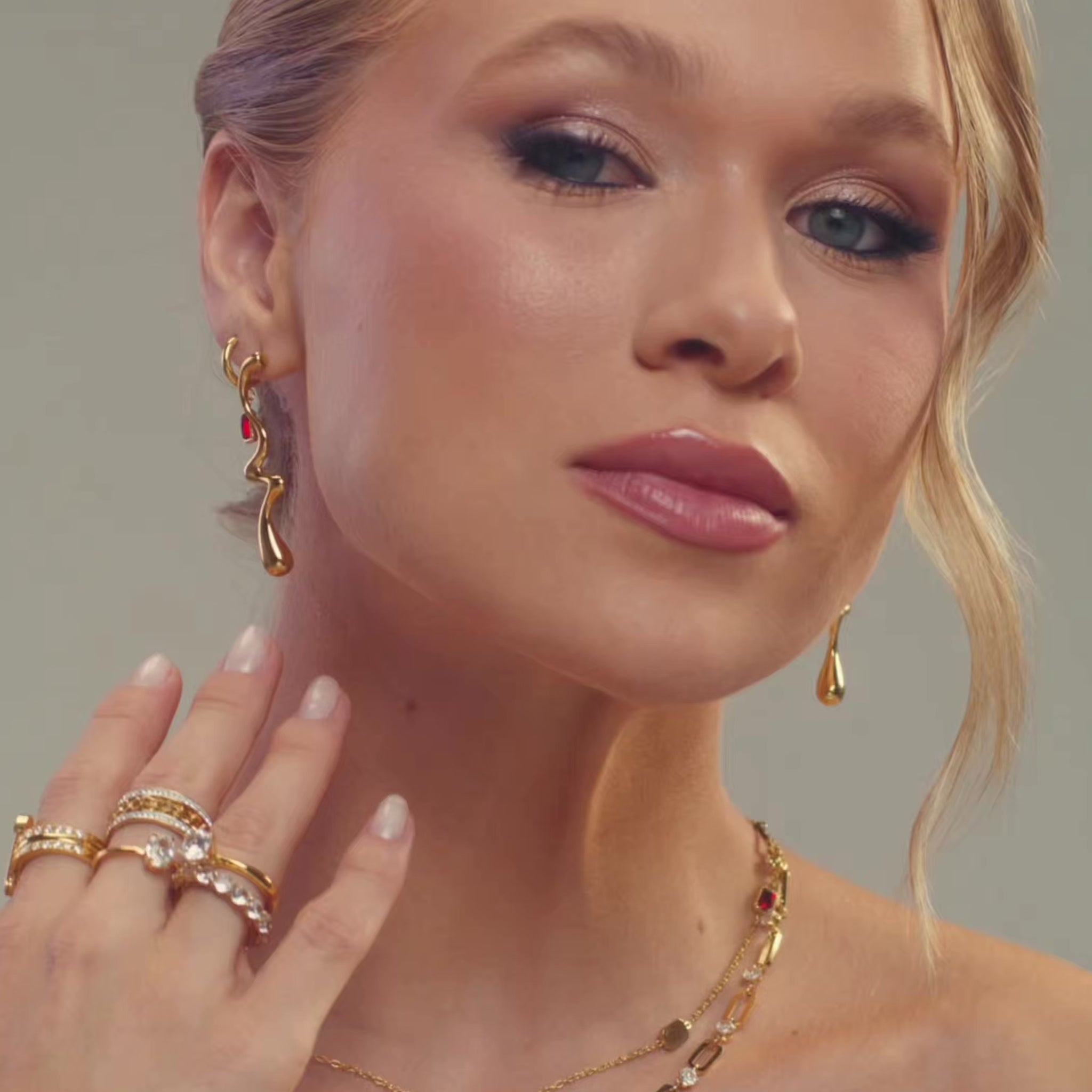 Brincos Linhas Curvadas Banhados em Ouro 18k